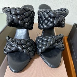 Bottega Veneta braided Sandal worn once 100% authentic